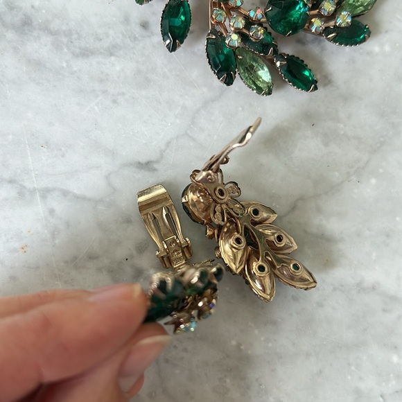 Exquisite Vintage Emerald Green Brooch and Clip Earrings - Picture 5 of 6
